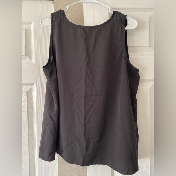 Apt 9 sleeveless top with a semi-open back - Picture 2 of 6